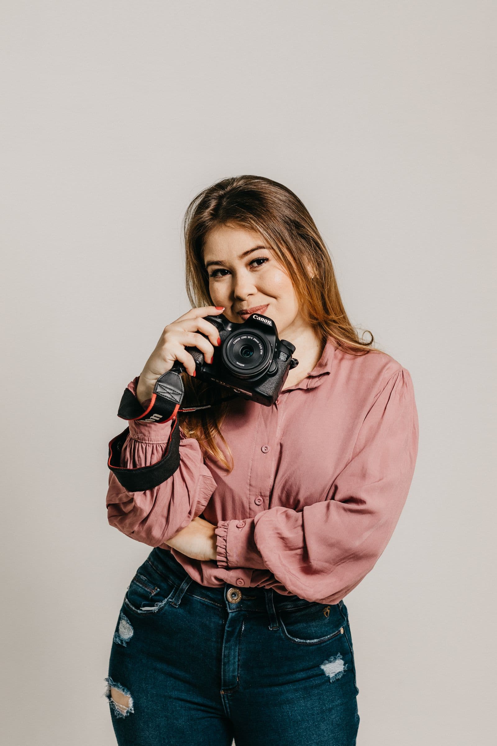 Beatriz Nunes, fotógrafa de casamento, segurando a câmera